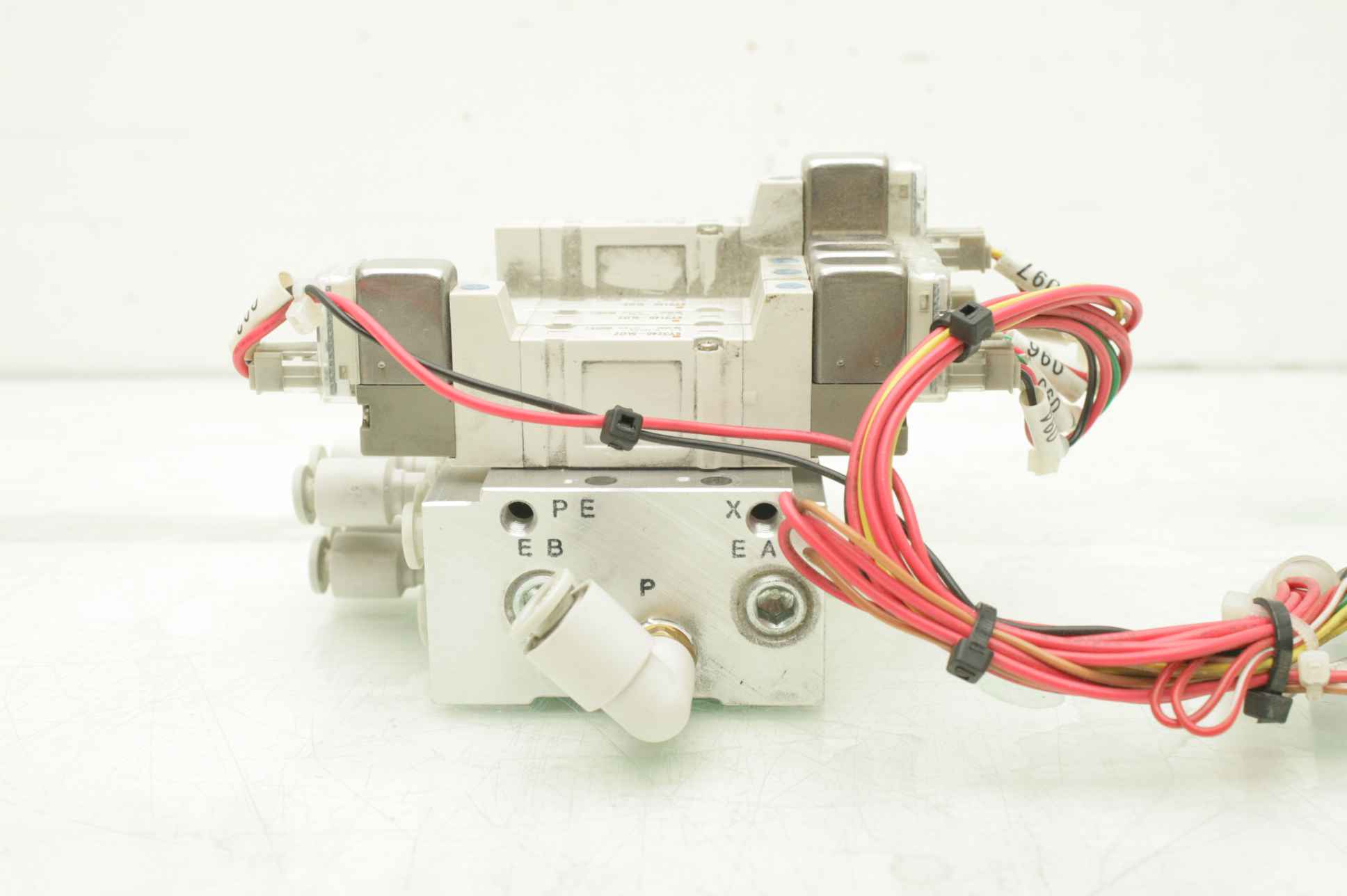 SMC Manifold Block SY3000 w/ (5) Double Solenoid Valves (4) SY3140 (1 ...