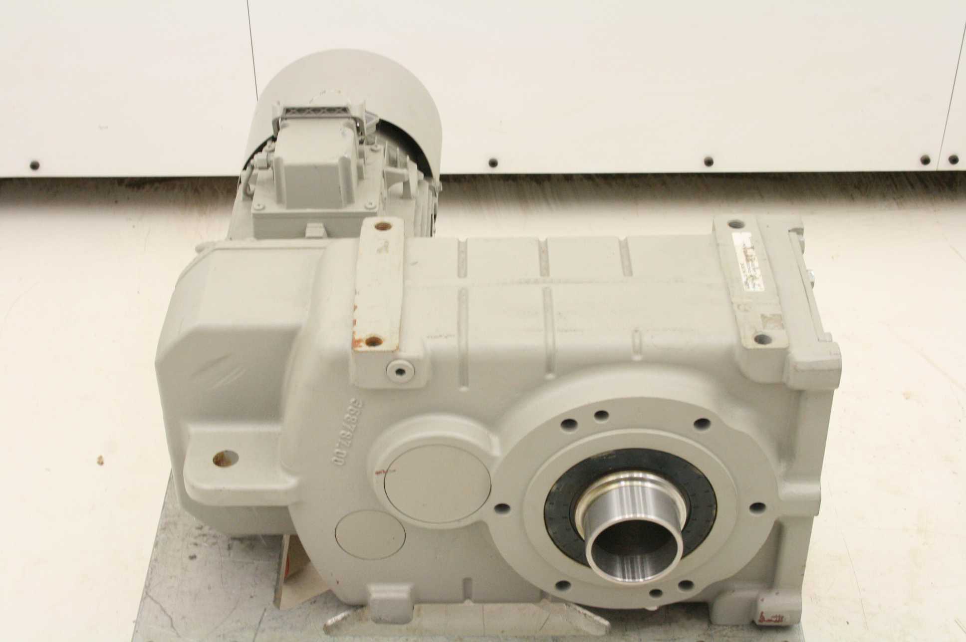 Siemens FDAS108B-LA112MB4-L60/38NH Parallel Shaft Gear Motor 4 kW 118:1 ...