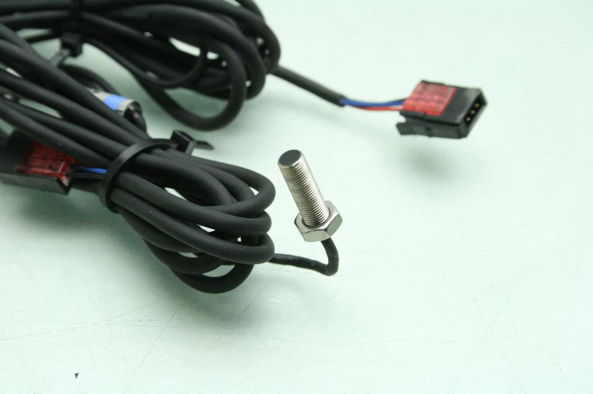 2 Keyence EM005 Proximity Sensors M5 Thread 1030VDC 1.0mm Detecting