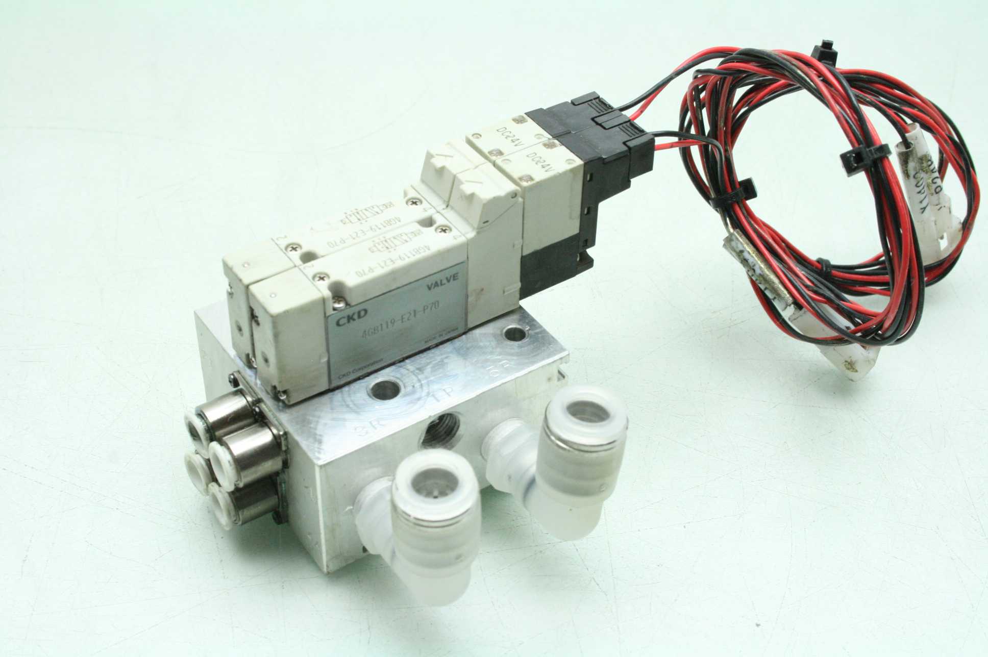 CKD Aluminum Manifold w (2) 4GB119-E21-P70 Pneumatic Solenoid Valves
