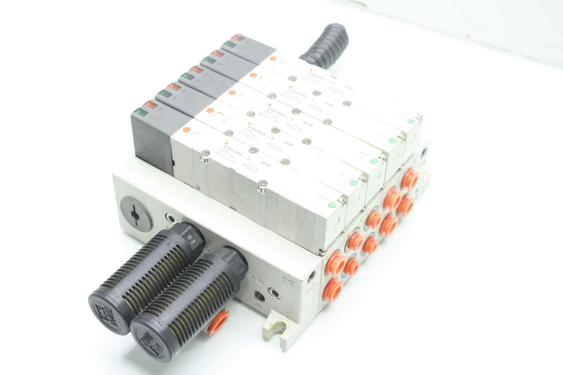 SMC Manifold Valve Assembly With (5) VQ43005 eBay